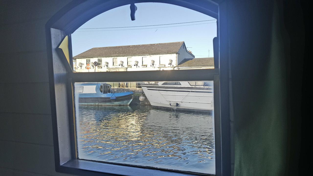 Roisin Dubh Houseboat Hotel Sallins Екстериор снимка