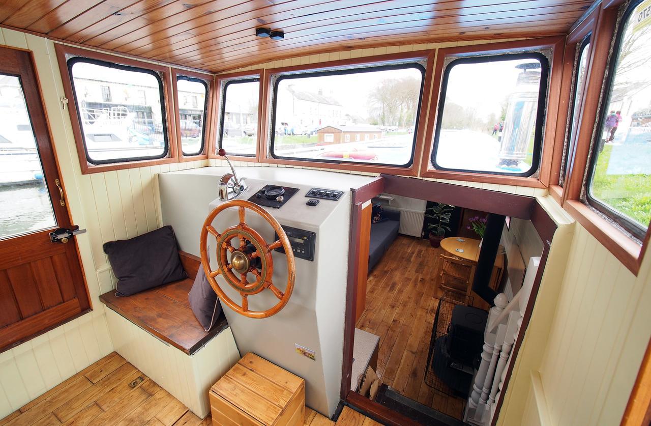 Roisin Dubh Houseboat Hotel Sallins Екстериор снимка