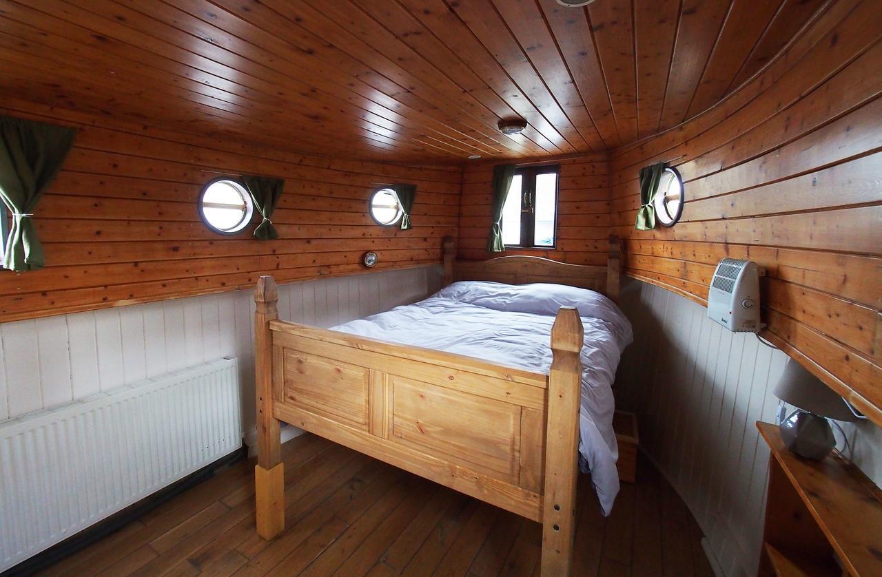 Roisin Dubh Houseboat Hotel Sallins Екстериор снимка
